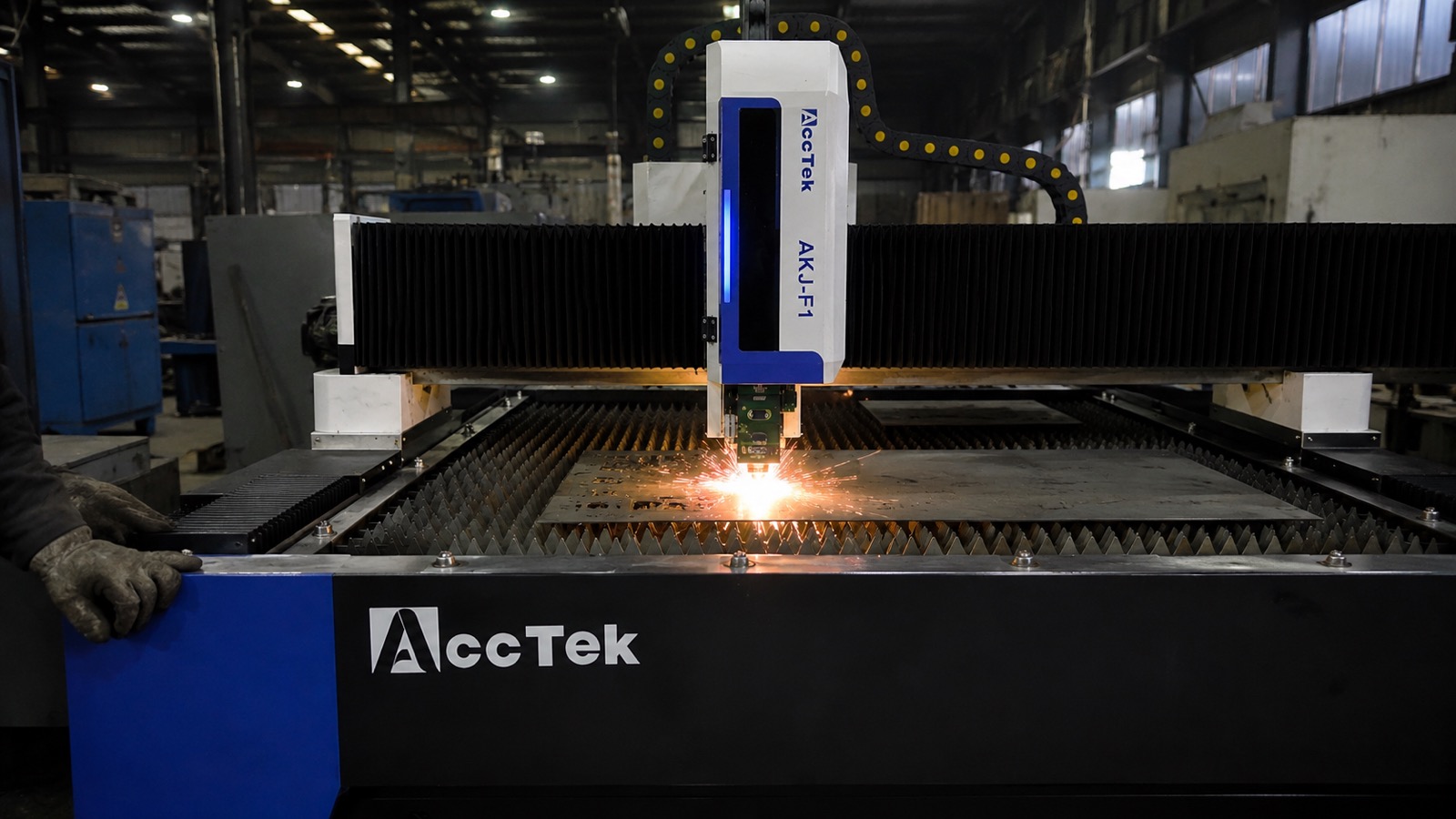 AKJ1530F fiber laser cutter